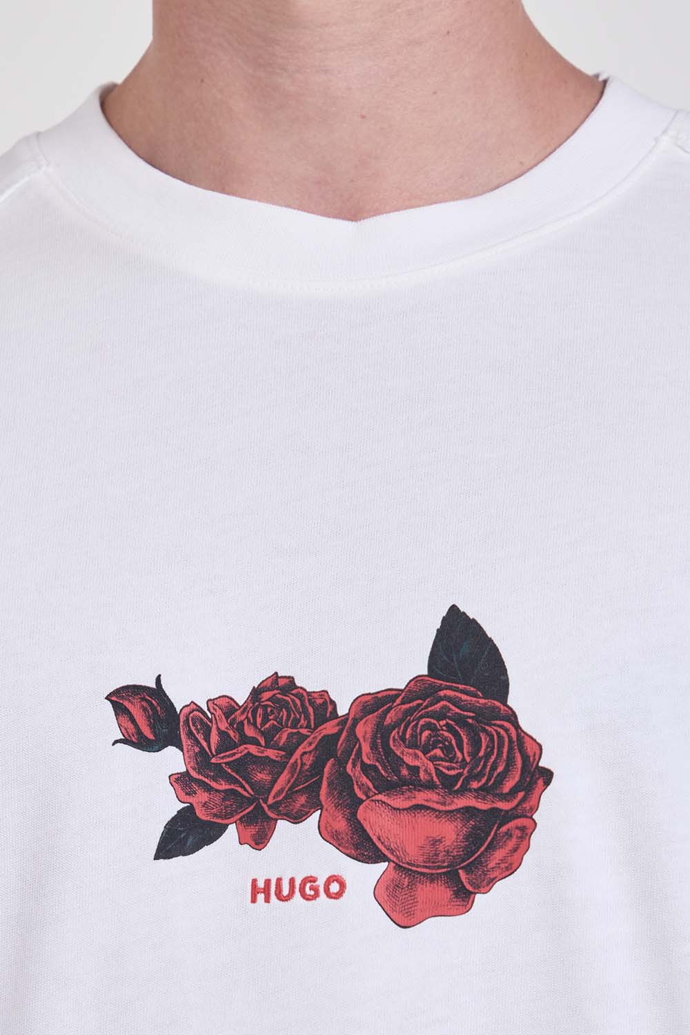 תמונת תקריב דוגמן של חולצת טי בגזרה משוחררת