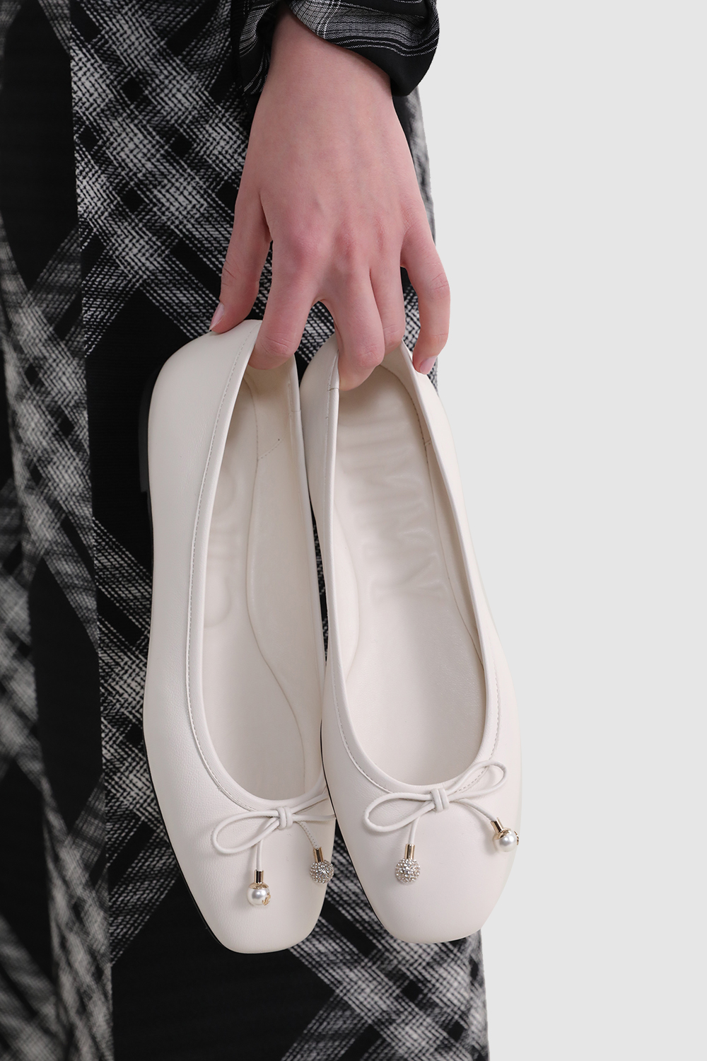 תמונת דוגמן אחורית של נעלי בובה