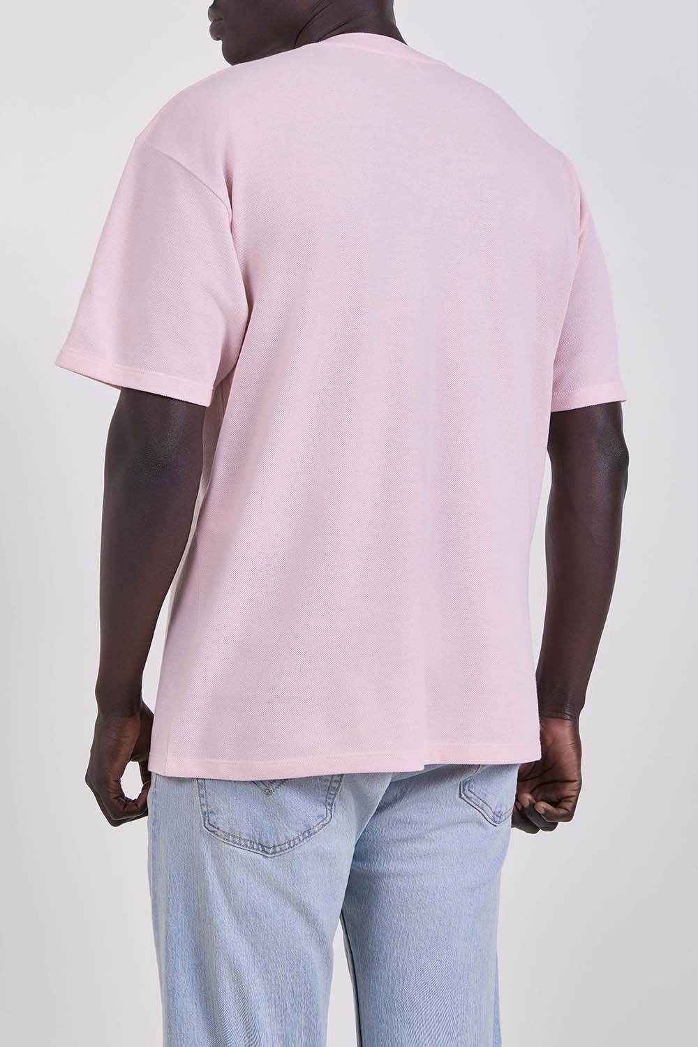 תמונת דוגמן אחורית של חולצת טי בגזרה משוחררת