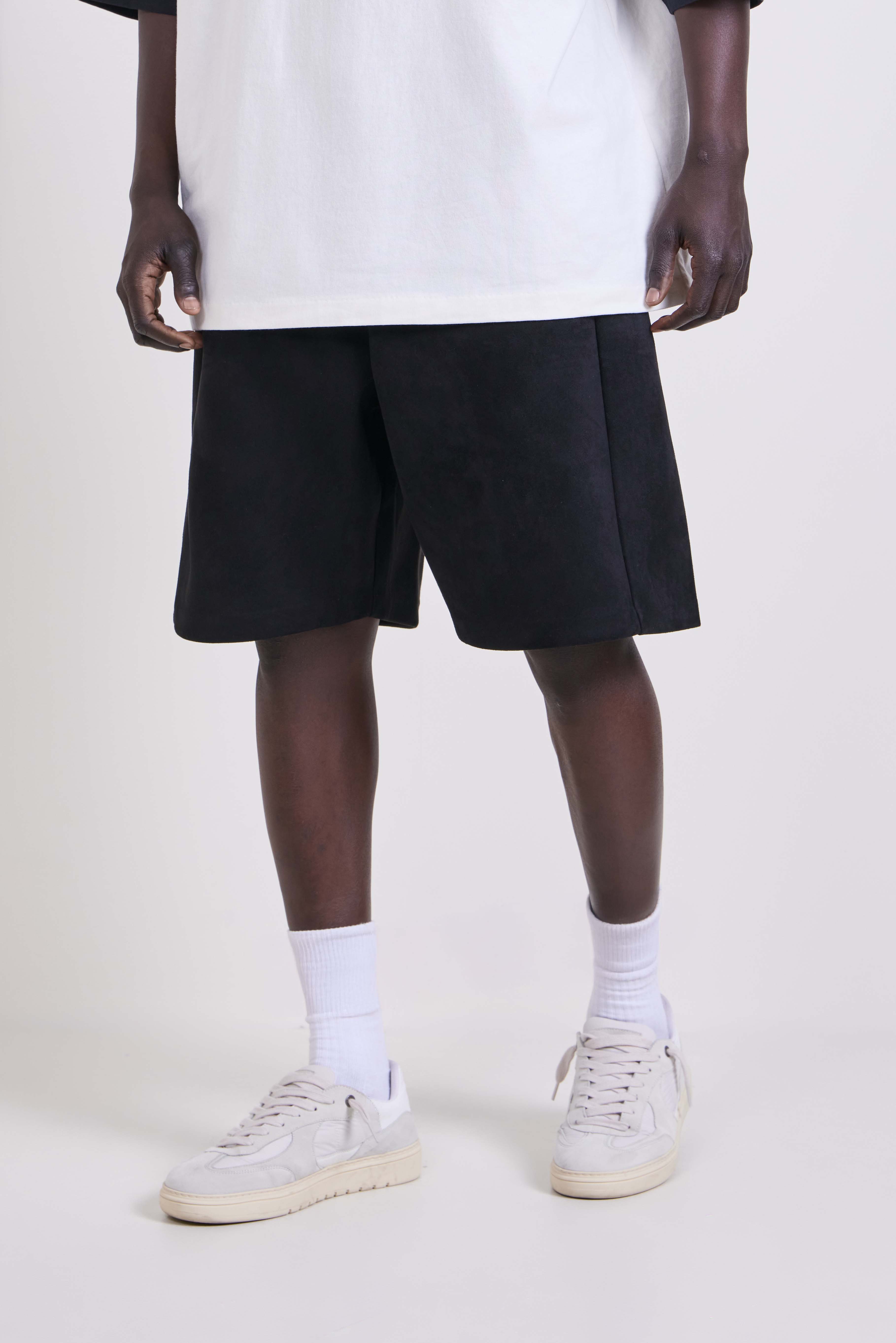 תמונת דוגמן קידמית של מכנסי ג'וגר קצרים