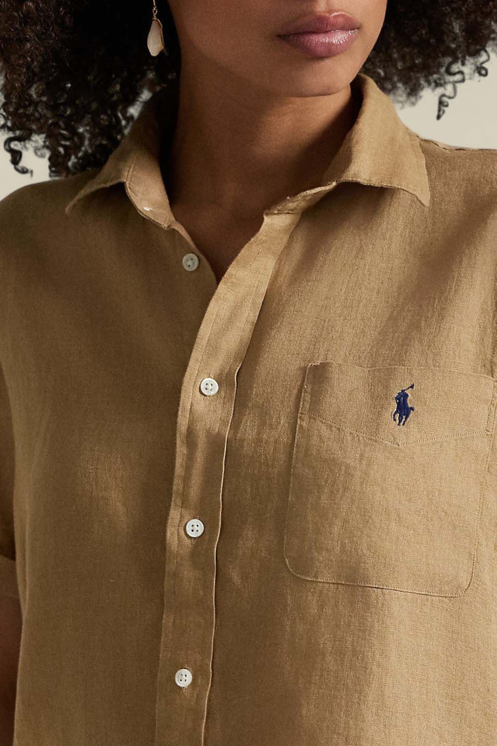 תמונת תקריב דוגמן של חולצת כפתורים קצרה