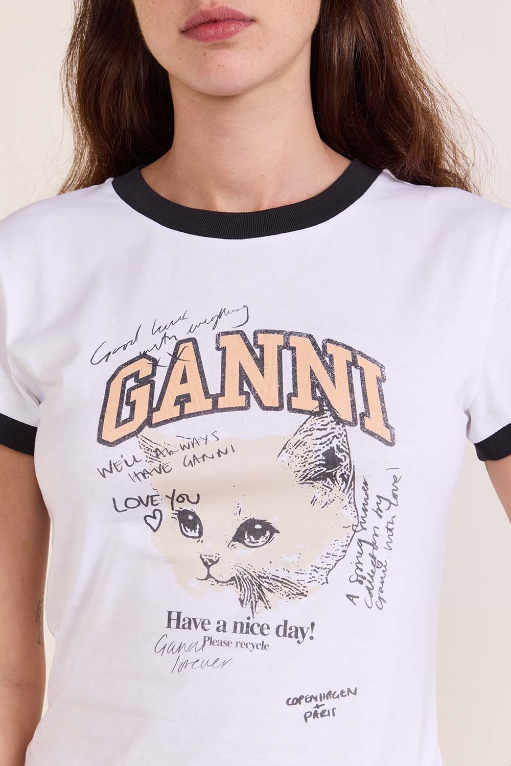 תמונת תקריב דוגמן של חולצת טי קרופ