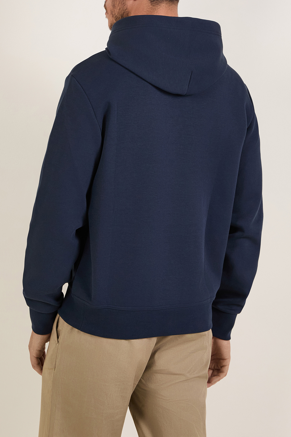 תמונת דוגמן אחורית של סווטשירט קפוצ'ון