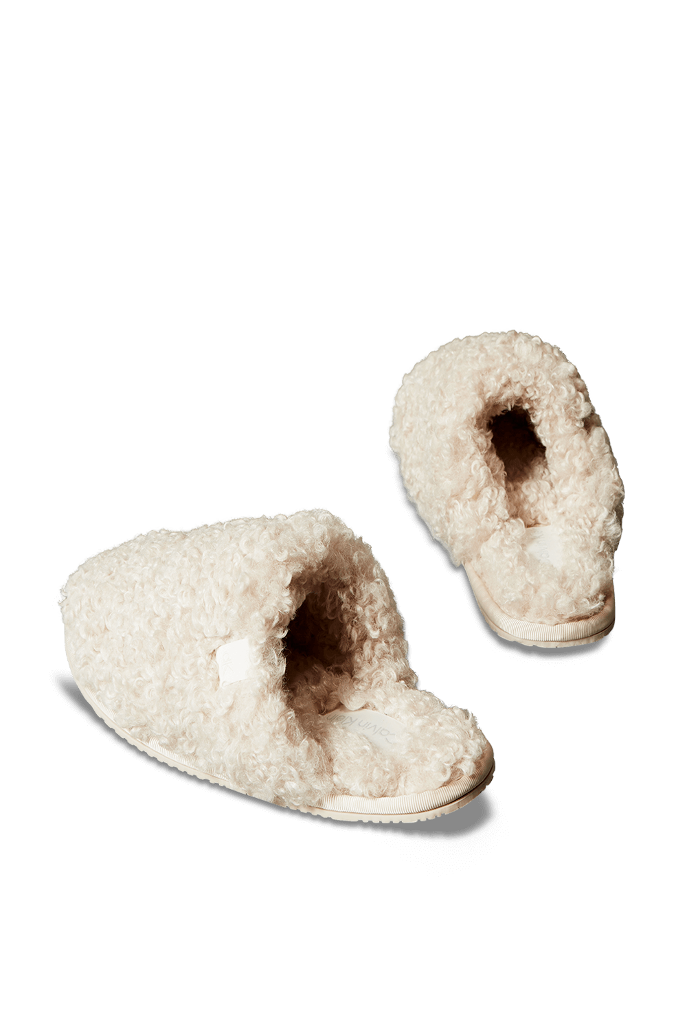 תמונת תקריב של נעלי בית פרווה