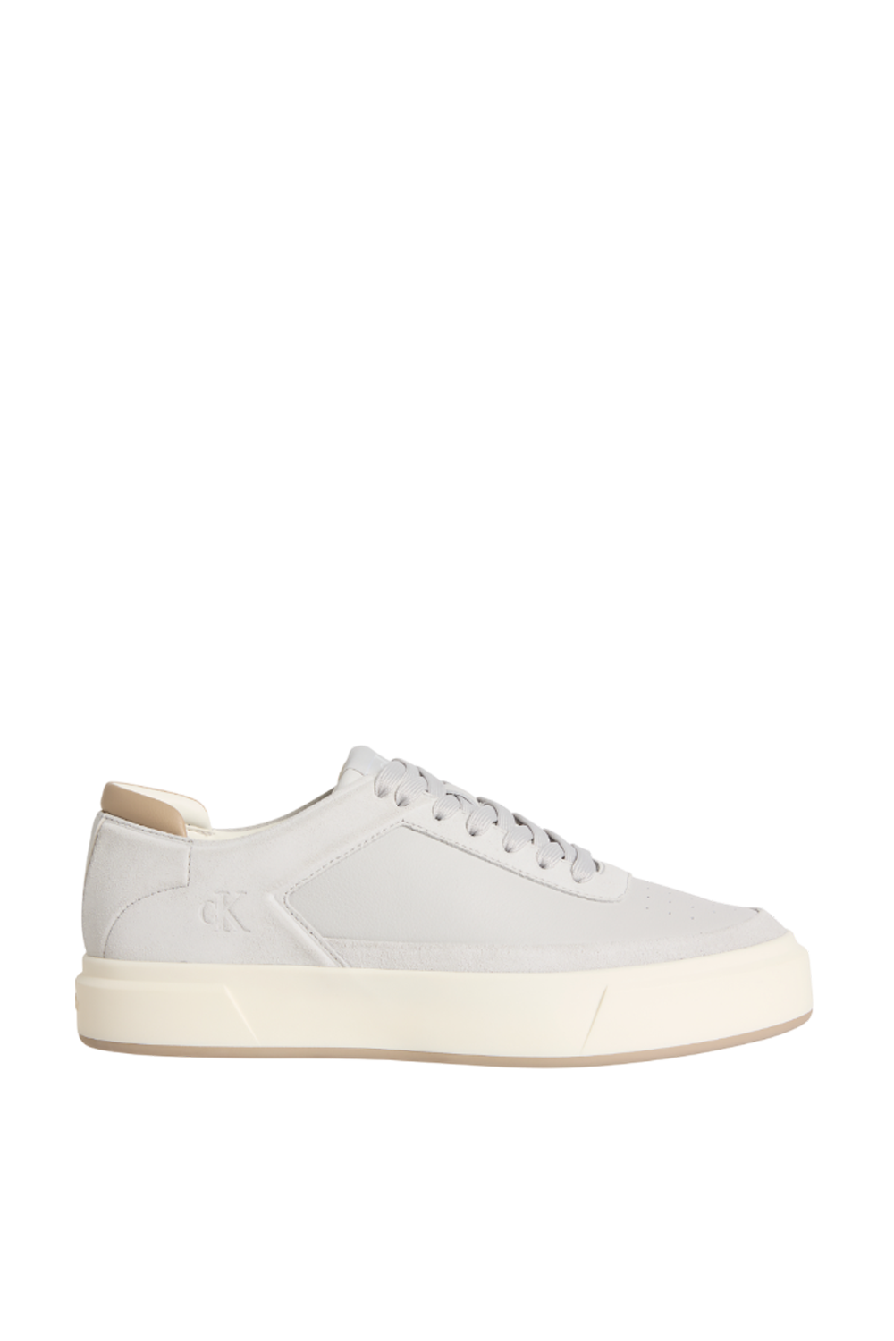 תמונה קידמית של סניקרס