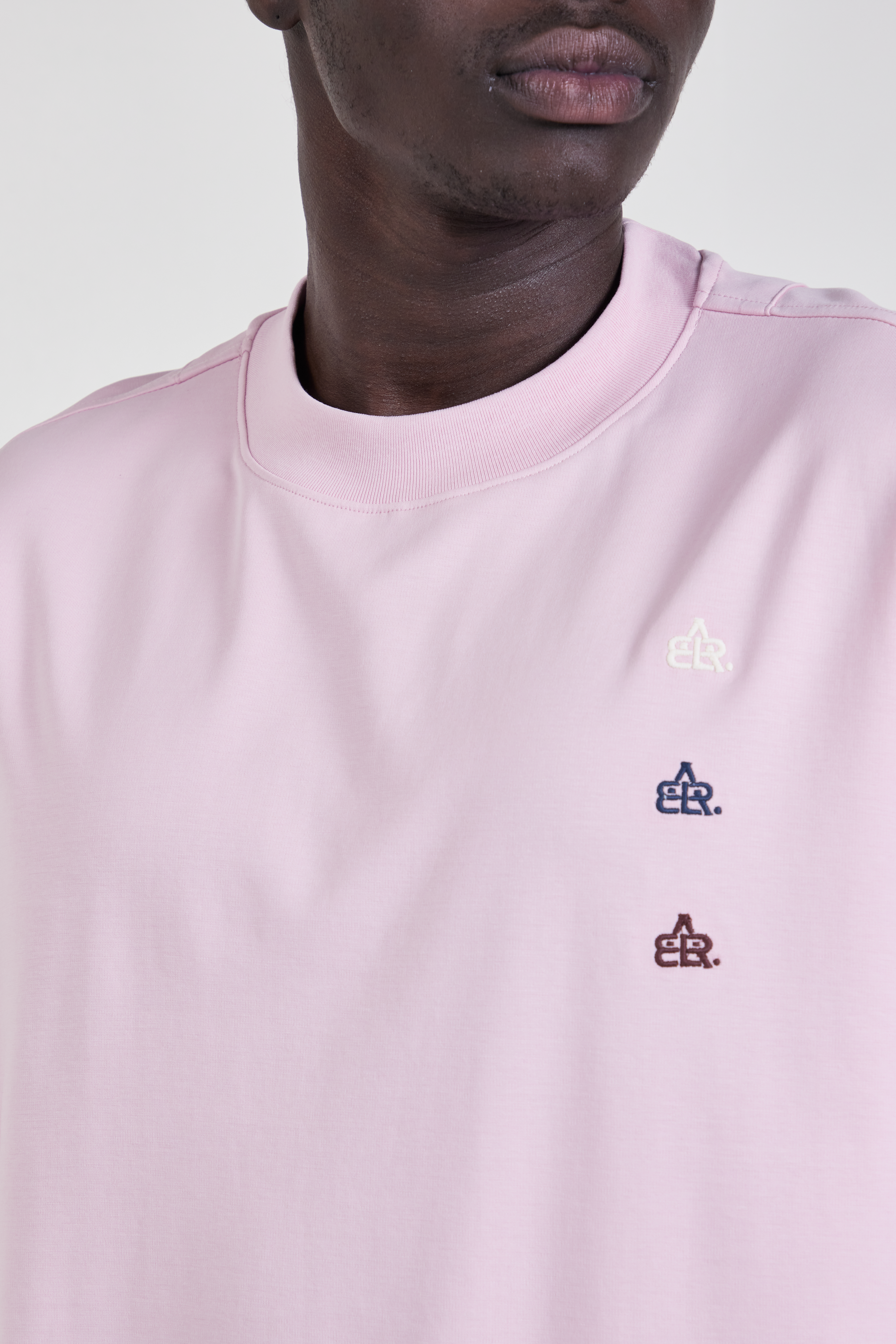 תמונת תקריב דוגמן של חולצת טי בגזרה משוחררת