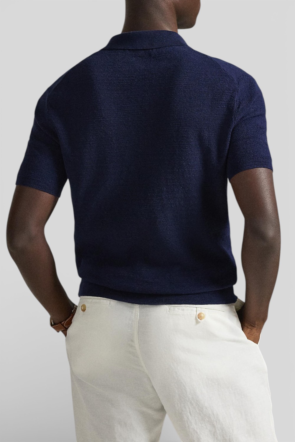 תמונת דוגמן אחורית של חולצת פולו