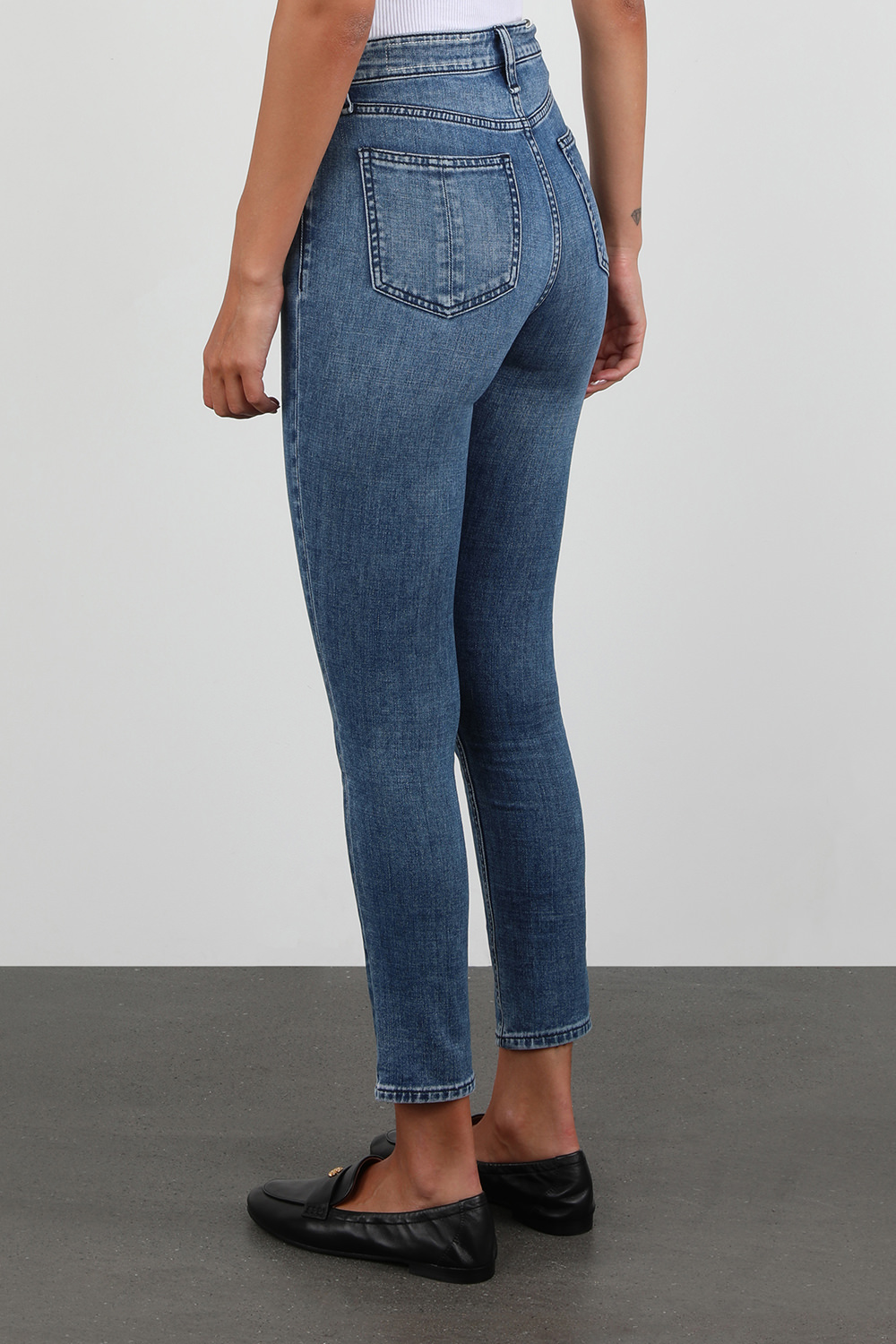 תמונת דוגמן אחורית של מכנסי סקיני ג'ינס נינה משופשפים