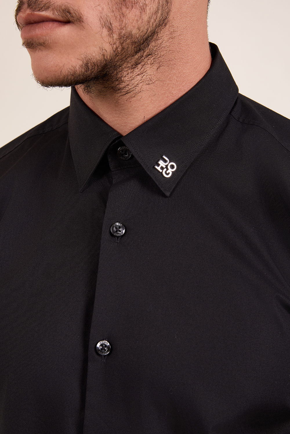 תמונת תקריב דוגמן של חולצת כפתורים