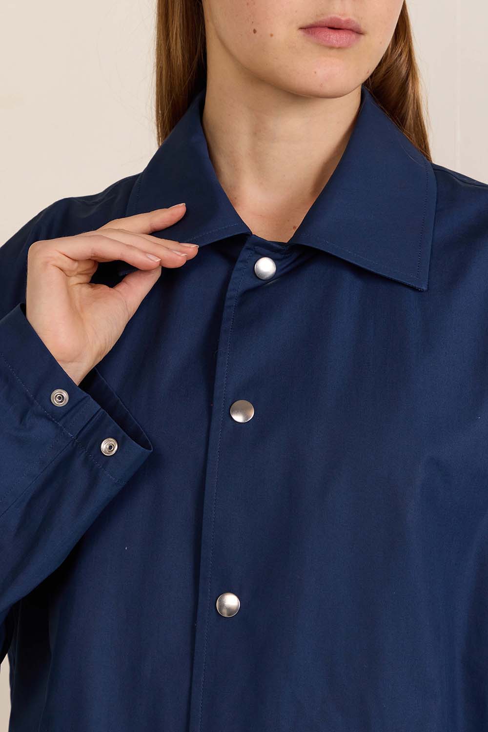 תמונת תקריב דוגמן של חולצת כפתורים