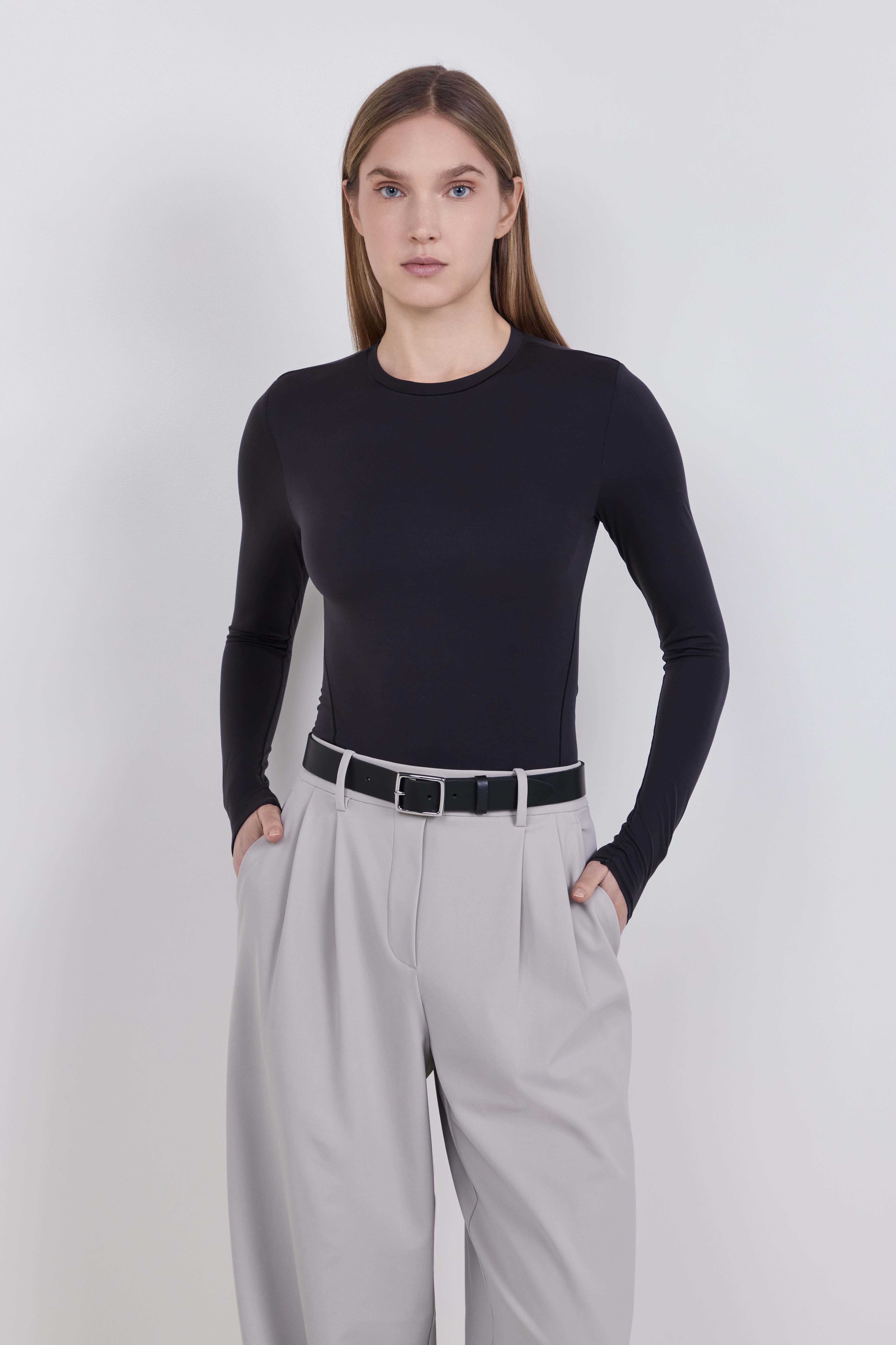 תמונת דוגמן קידמית של Wundermost Nulu&trade; Crewneck Long-Sleeve Shirt