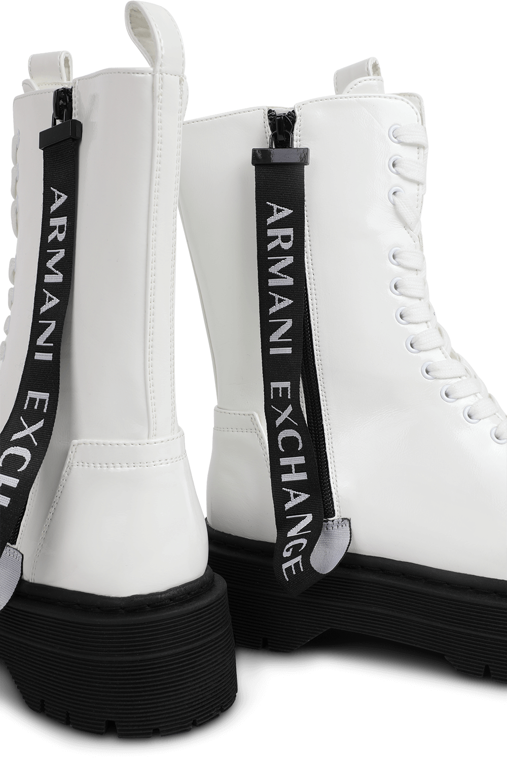 תמונת תקריב של מגפי קומבט גבוהים מעור טבעוני