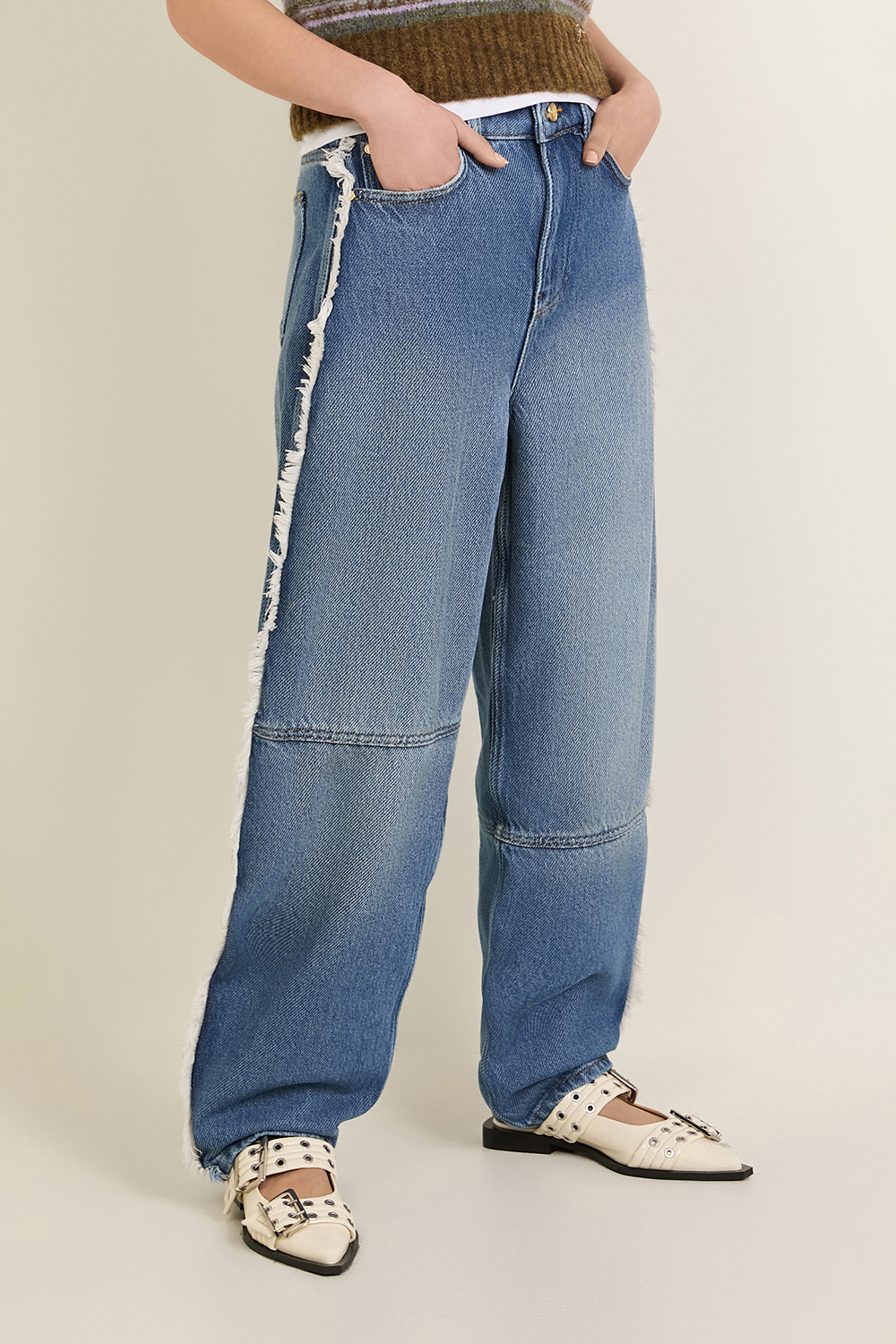 תמונת דוגמן קידמית של מכנסי ג'ינס בגזרת בלון