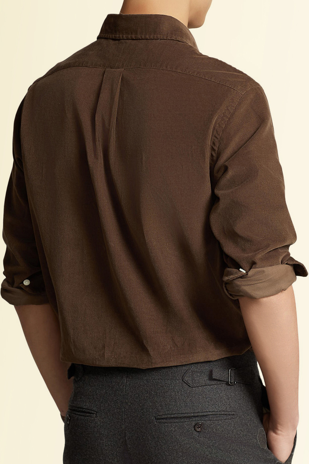 תמונת דוגמן אחורית של חולצה מכופתרת