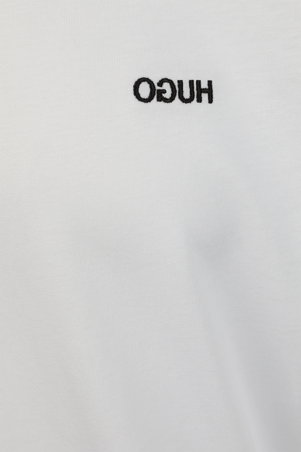 תמונה אחורית של חולצת לוגו ארוכה בגוון לבן