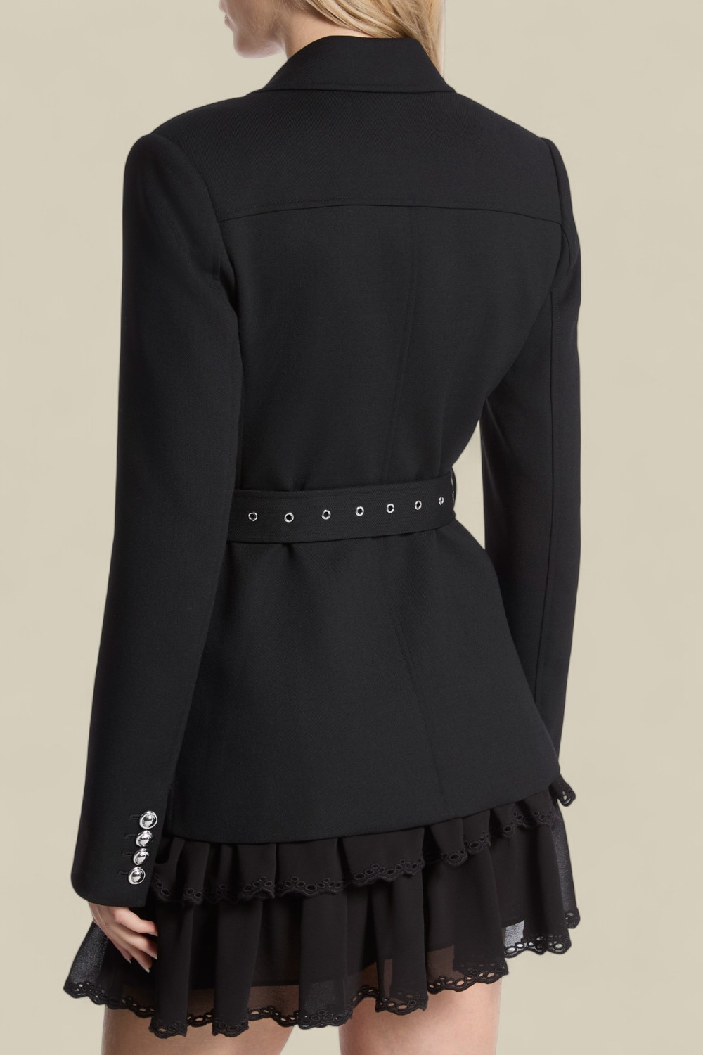 תמונת דוגמן אחורית של בלייזר מחויט