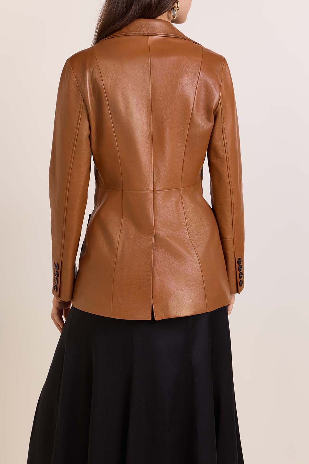 תמונת דוגמן אחורית של ז'קט עור מחויט