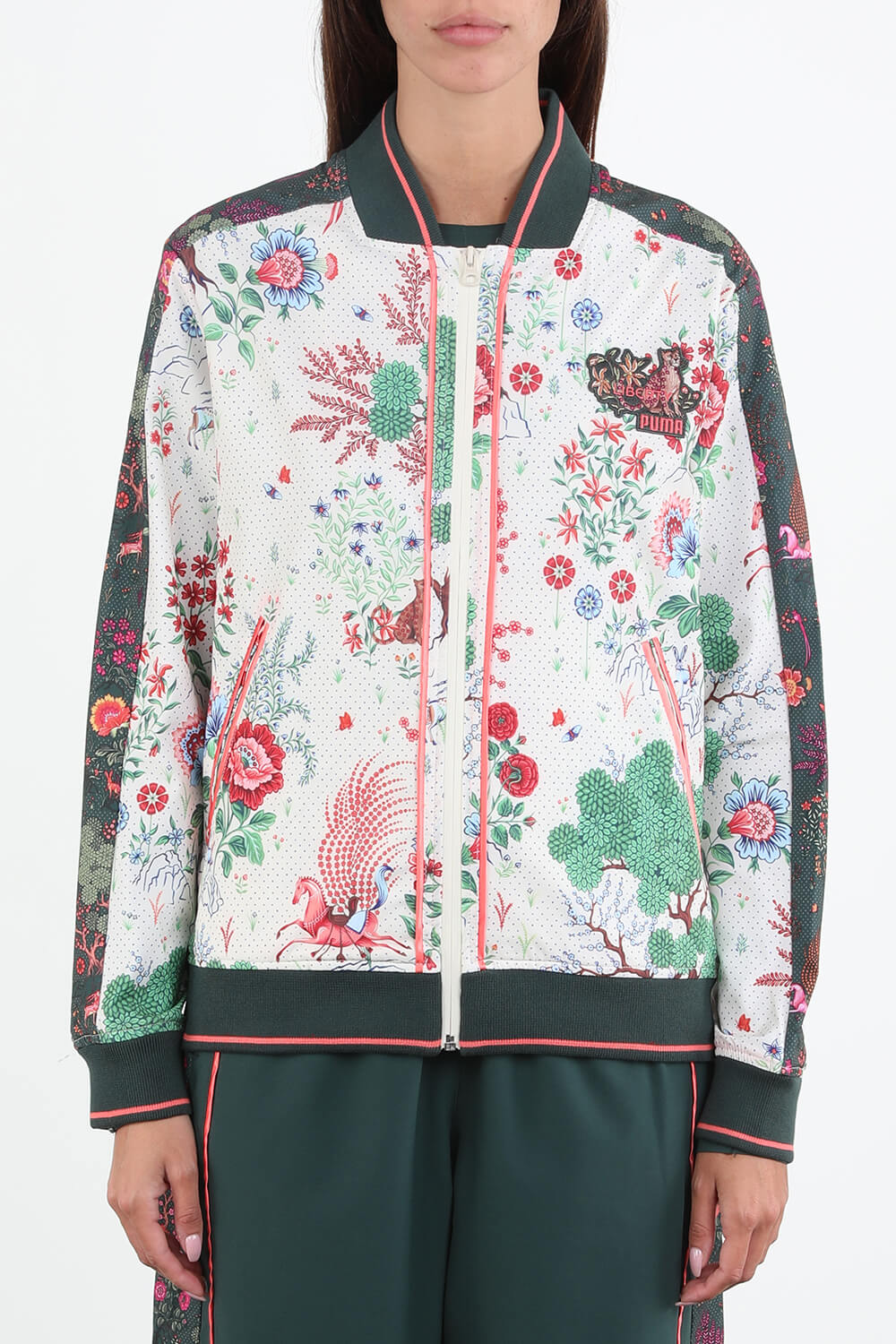 תמונת דוגמן קידמית של פומה עם ליברטי ז'קט בומבר פרחוני על רקע לבן