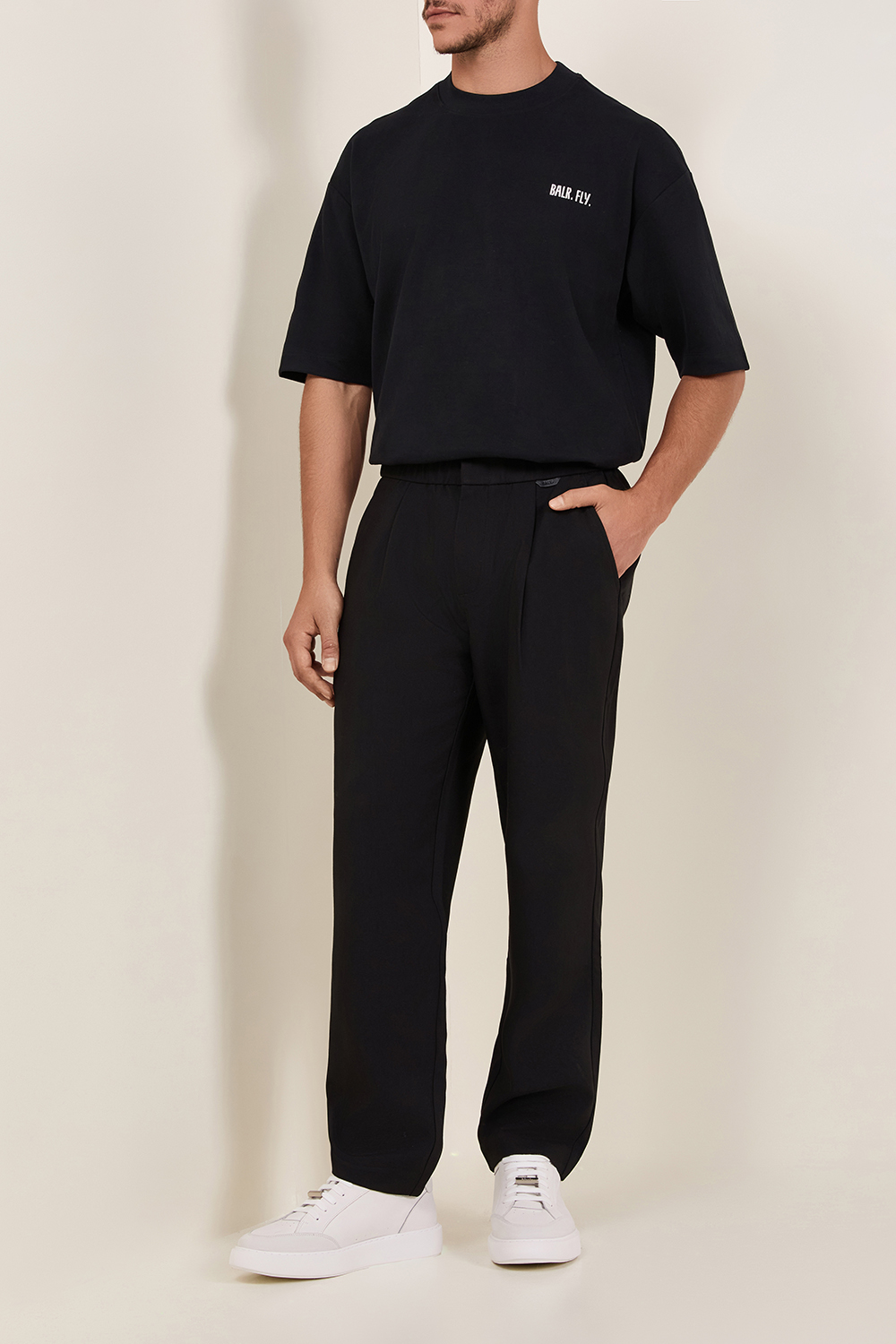 תמונת דוגמן קידמית של נעלי סניקרס