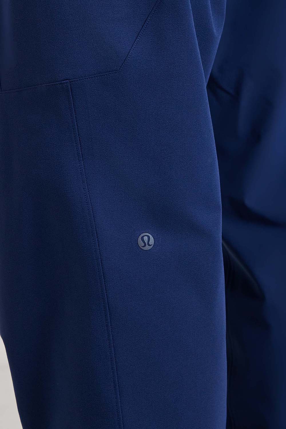 תמונת תקריב דוגמן של Zeroed In Classic-Fit Cargo Jogger Regular