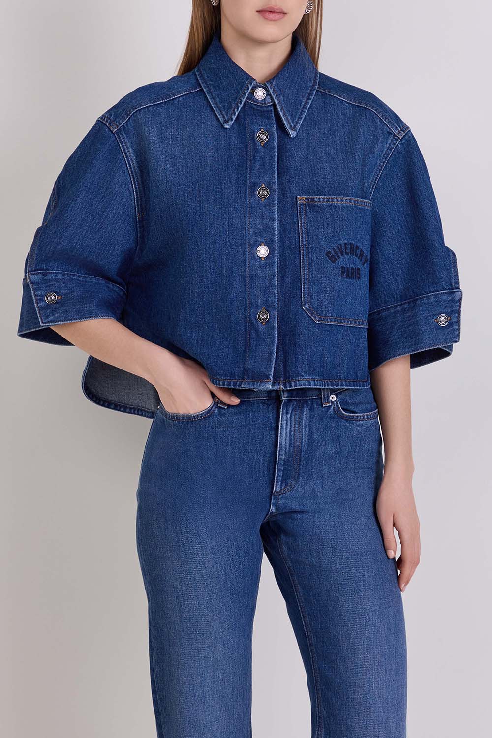 תמונת דוגמן קידמית של חולצת ג'ינס קצרה