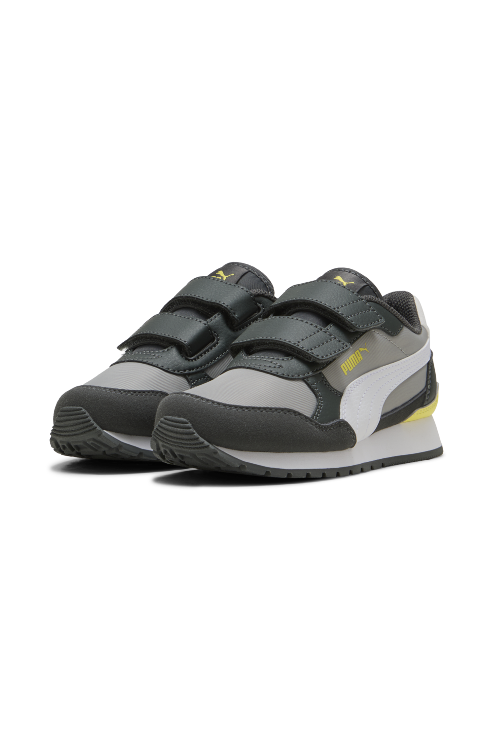 תמונת תקריב של נעלי סניקרס