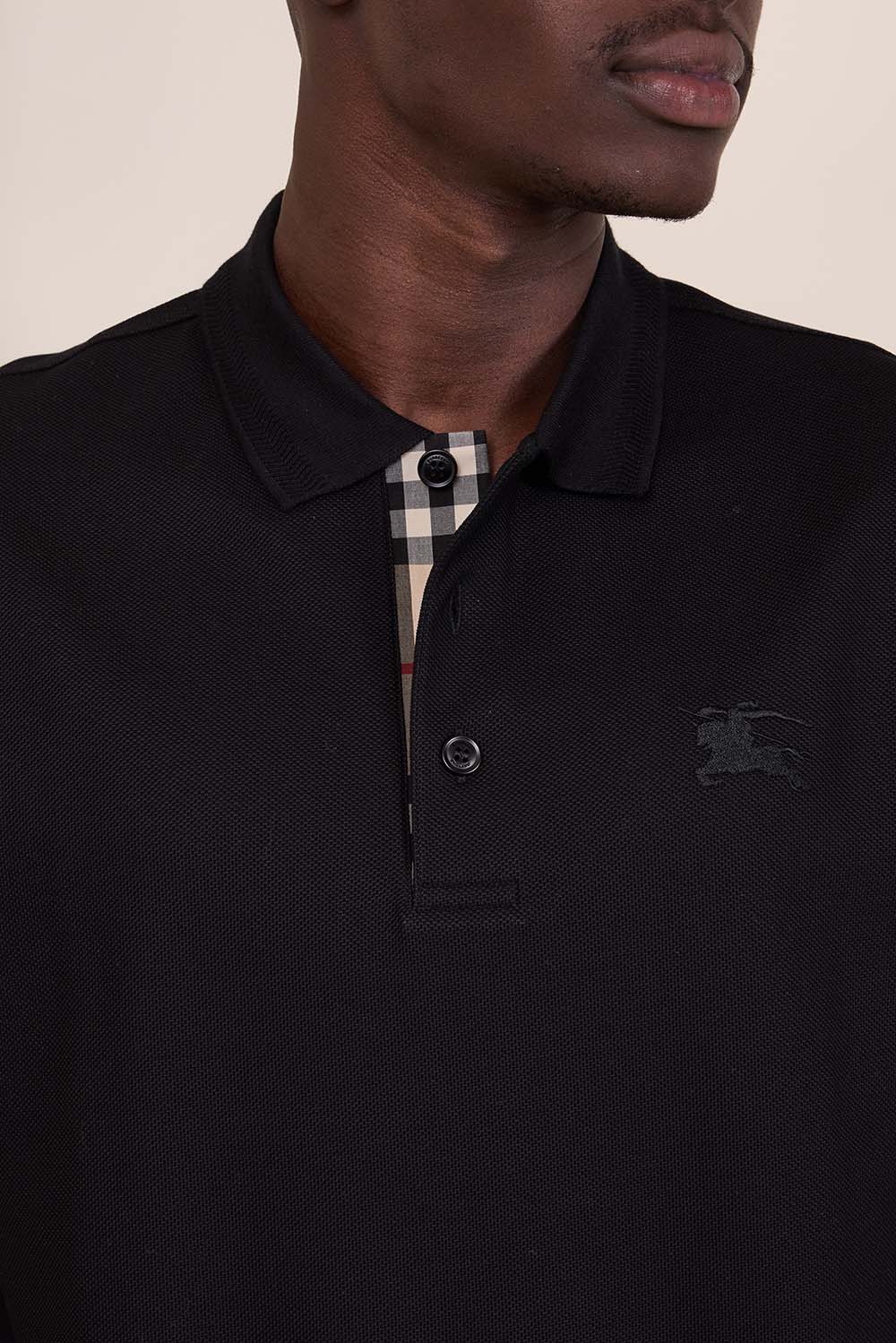 תמונת תקריב דוגמן של חולצת פולו קצרה