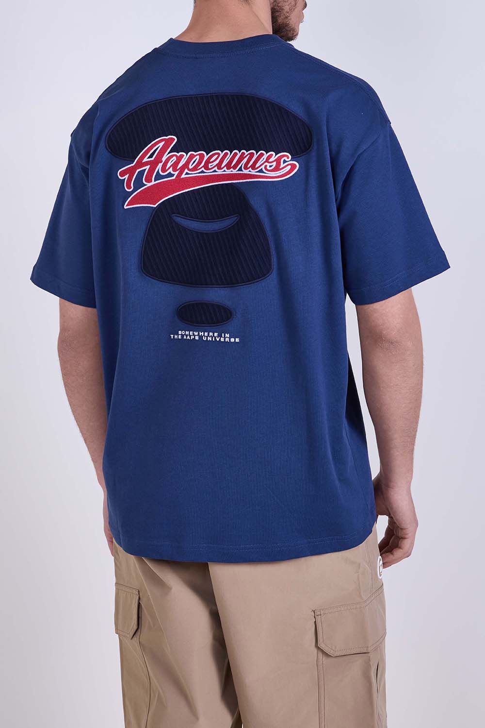 תמונת דוגמן אחורית של חולצת טי בגזרה ישרה