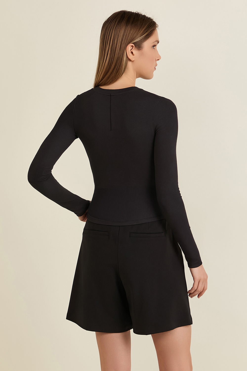 תמונת דוגמן אחורית של Hold Tight Long-Sleeve Henley