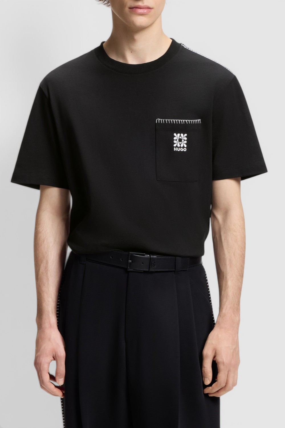 תמונת דוגמן קידמית של חולצת טי בגזרה משוחררת