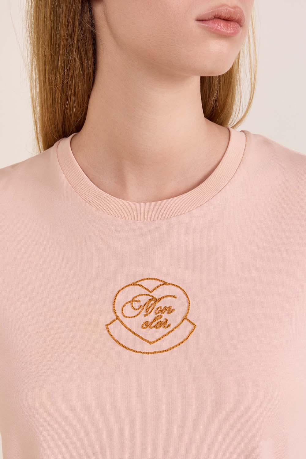 תמונת תקריב דוגמן של חולצת טי