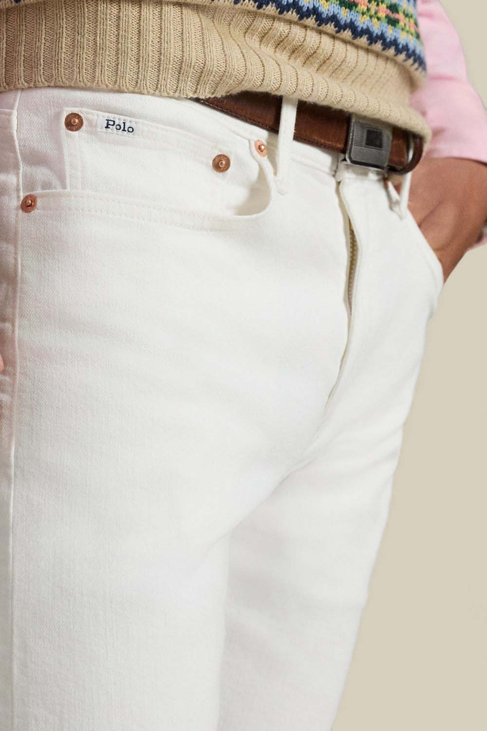 תמונת תקריב דוגמן של מכנסי ג'ינס בגזרה ישרה