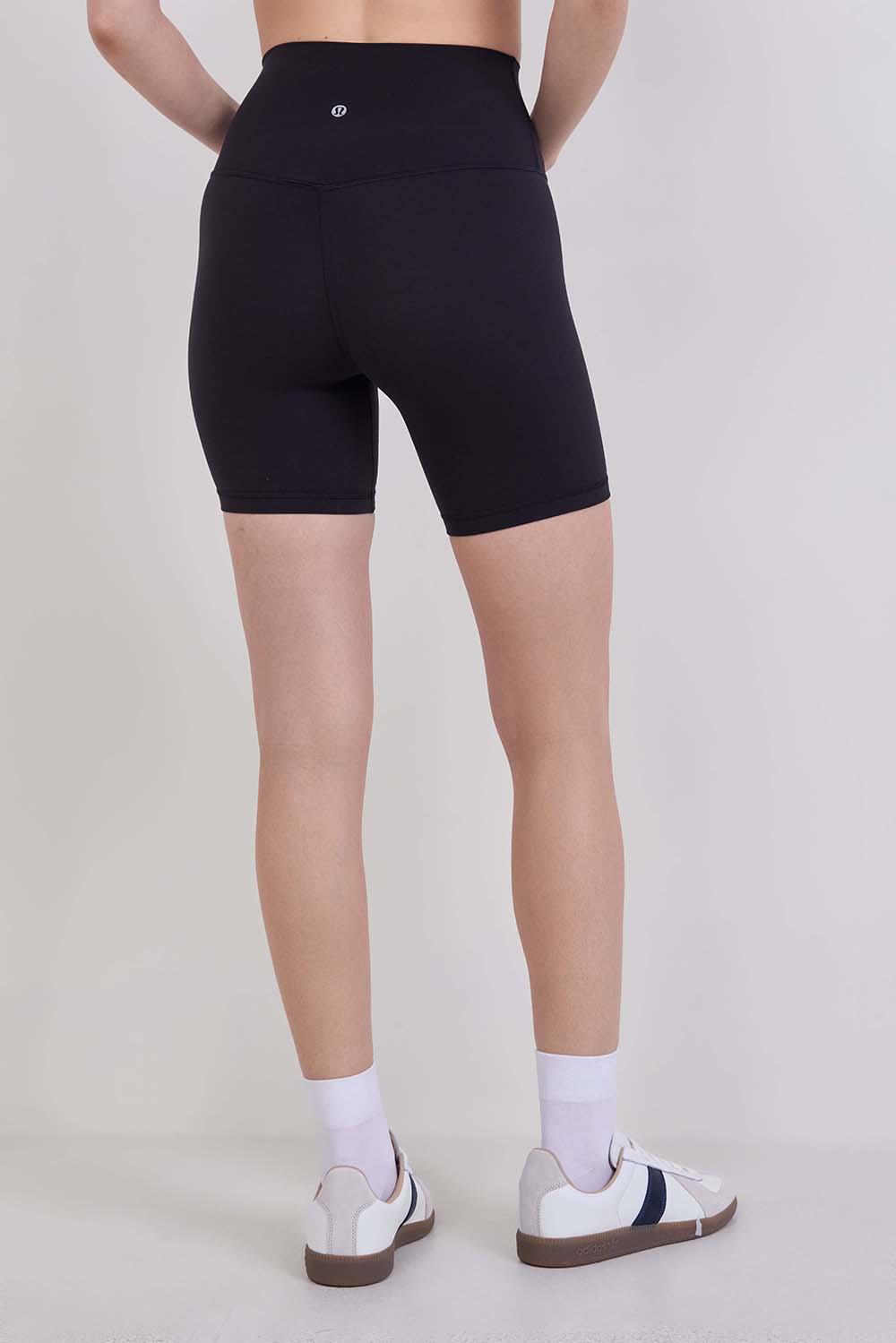 תמונת דוגמן אחורית של lululemon Align&trade; High-Rise Short 6''