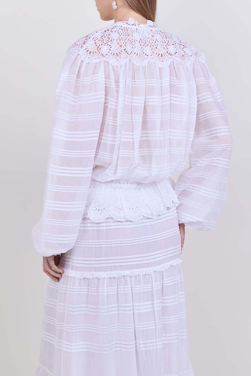 תמונת דוגמן אחורית של חולצת תחרה