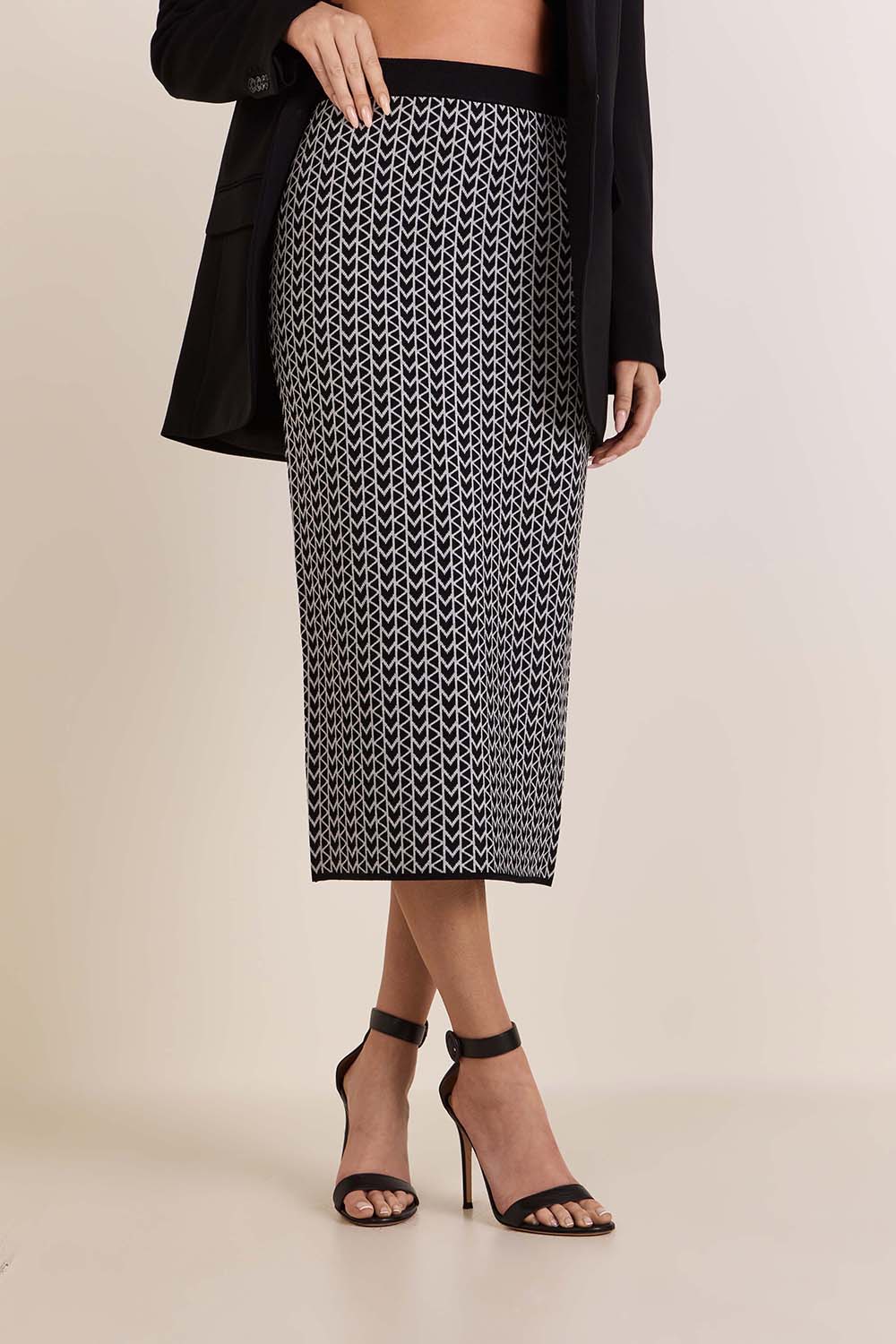 תמונת דוגמן קידמית של חצאית עיפרון