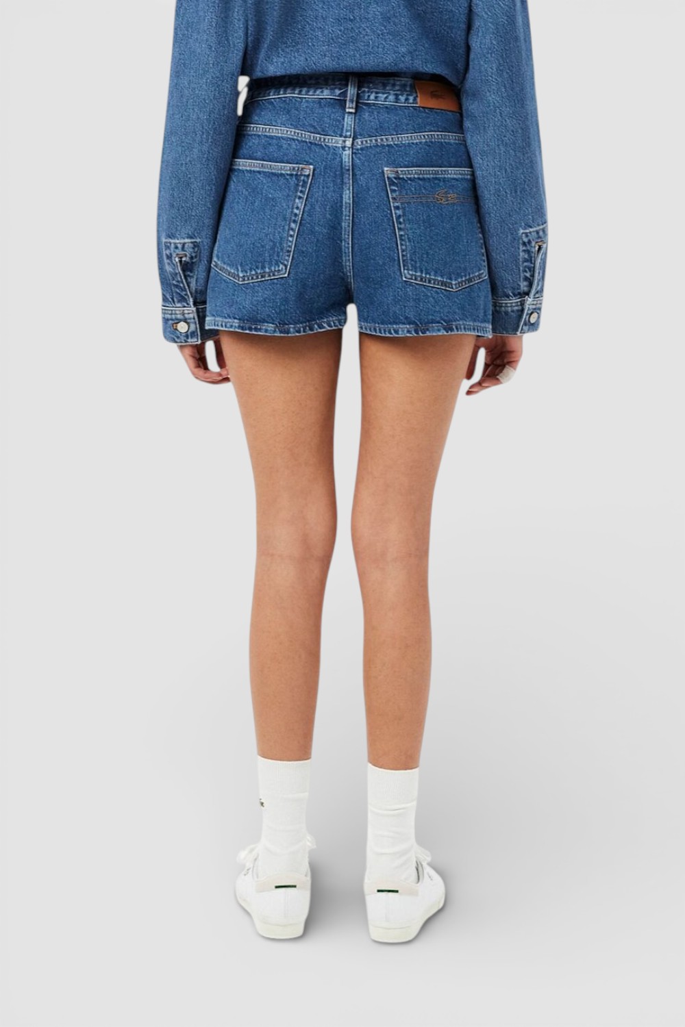 תמונת דוגמן אחורית של מכנסי ג'ינס קצרים