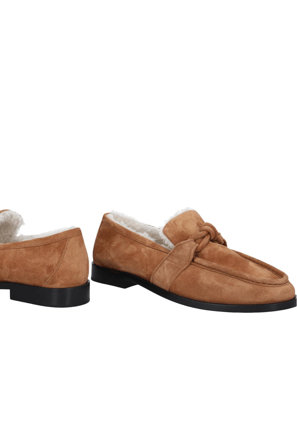 תמונת תקריב של נעלי מוקסינים