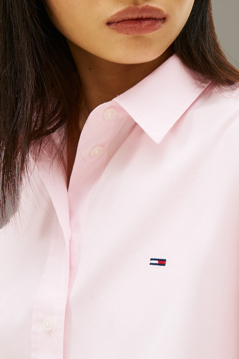 תמונת תקריב דוגמן של חולצה מכופתרת קרופ