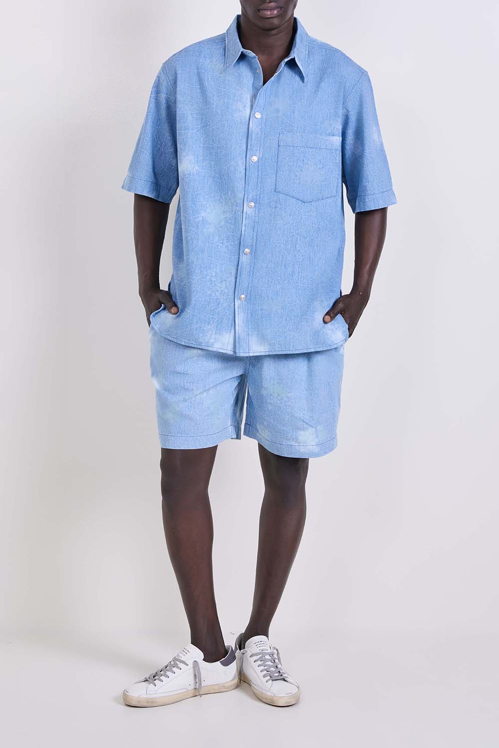 תמונת דוגמן קידמית של סניקרס