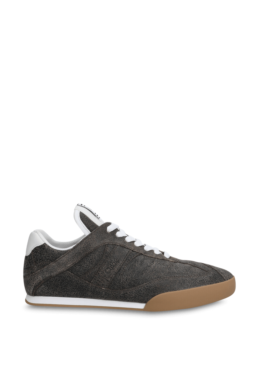 תמונה קידמית של נעלי סניקרס עור