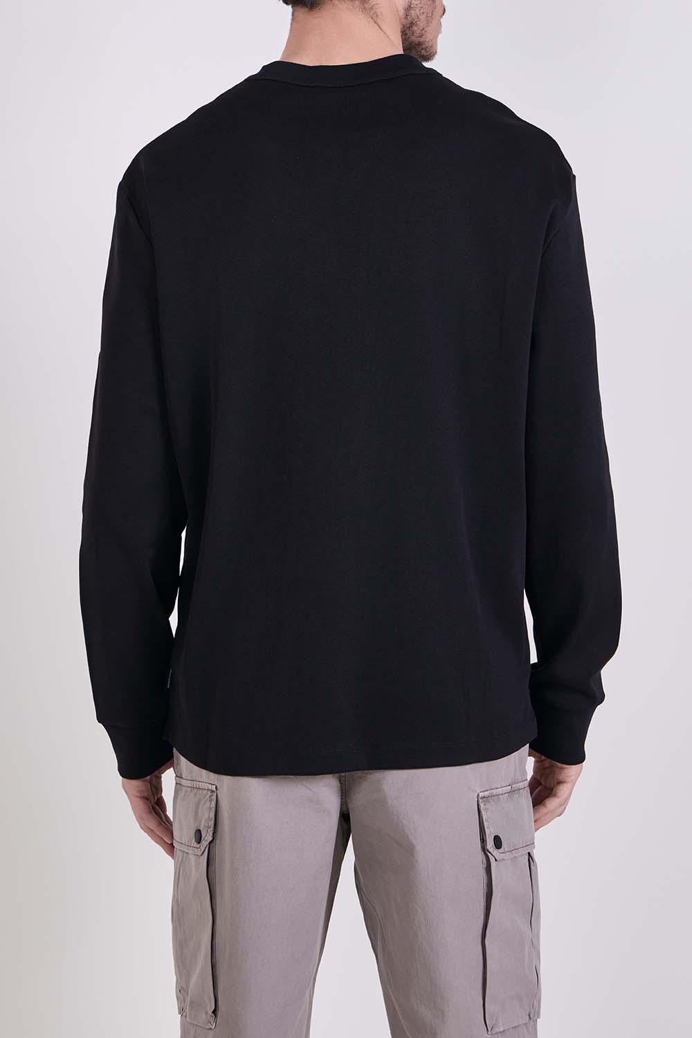 תמונת דוגמן אחורית של חולצת טי שרוול ארוך