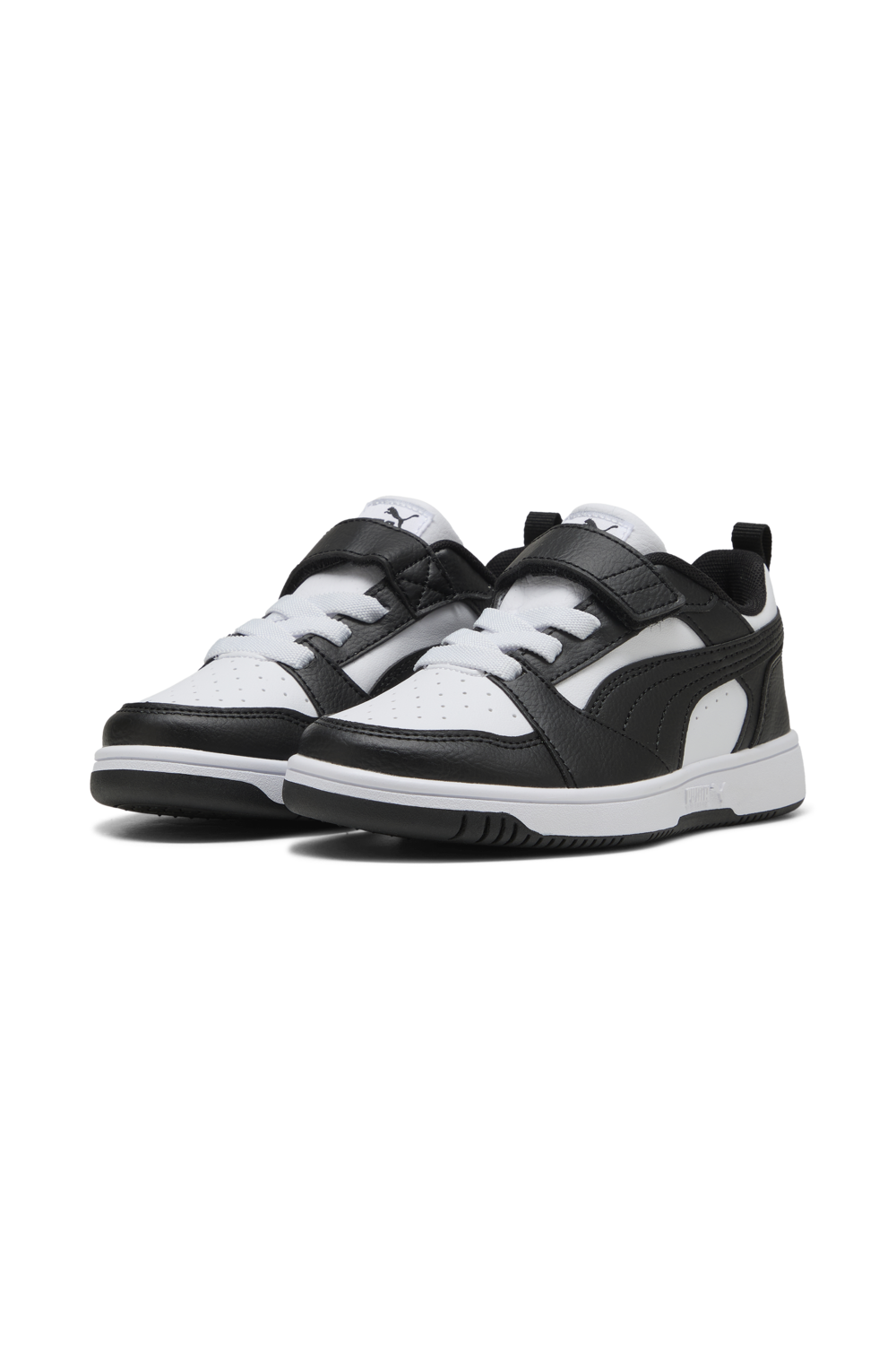 תמונת תקריב של נעלי סניקרס