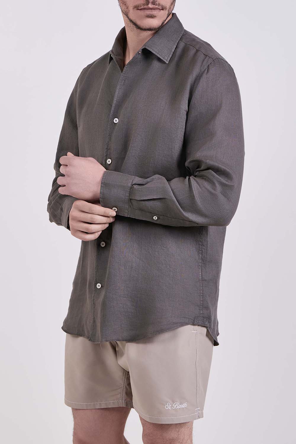 תמונת דוגמן קידמית של חולצה מכופתרת פשתן