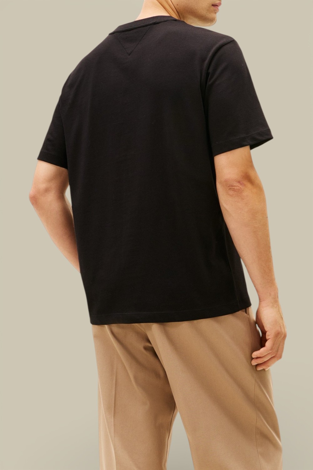 תמונת דוגמן אחורית של חולצת טי