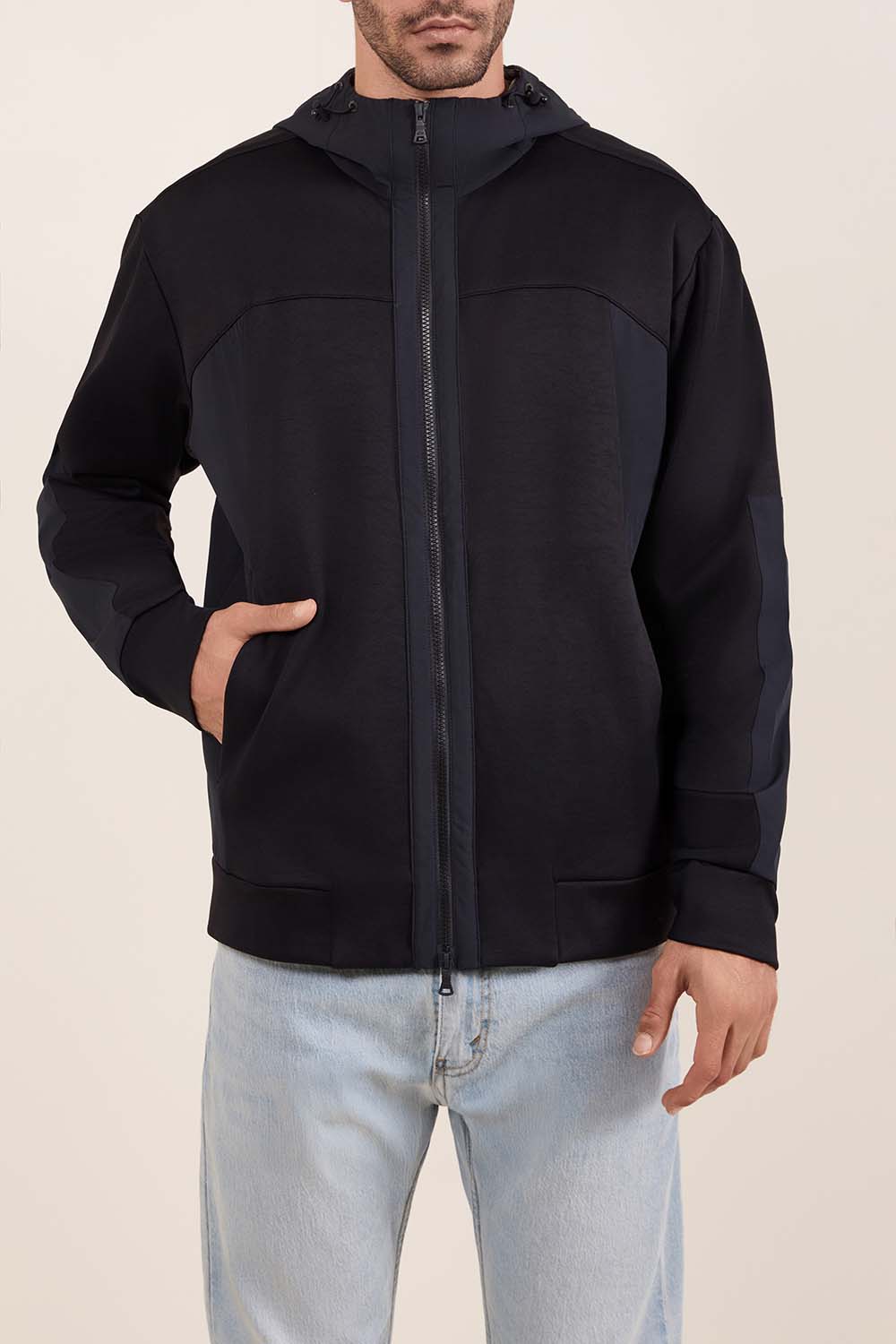 תמונת דוגמן קידמית של מעיל טכני קל