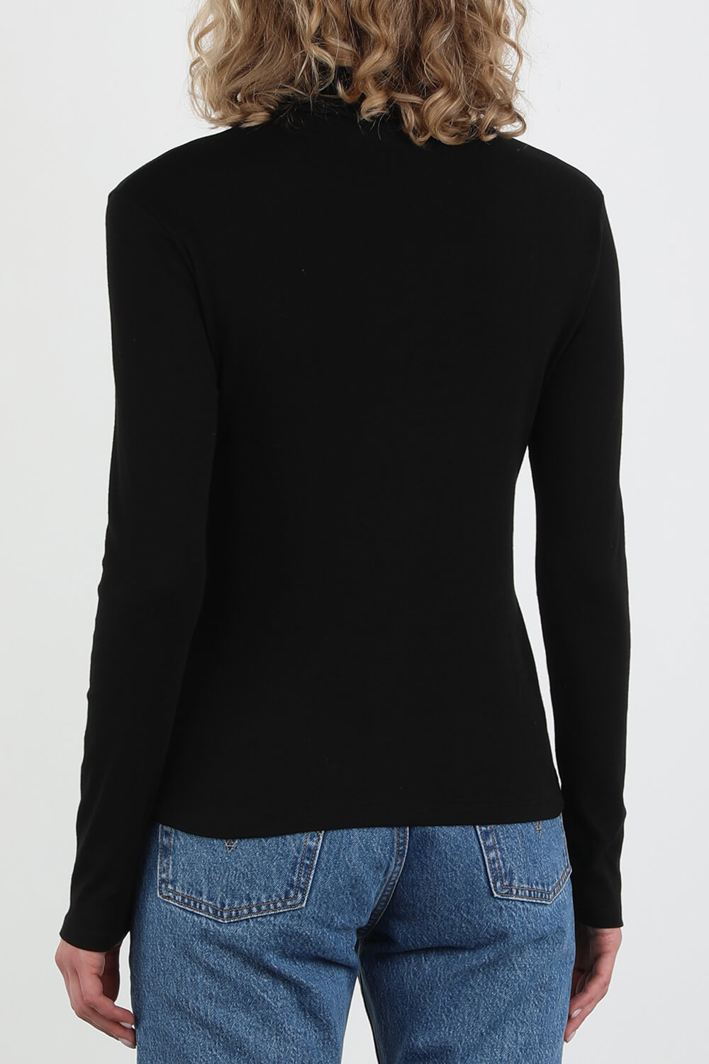 תמונת דוגמן אחורית של Iconic Cotton Undershirt in Black