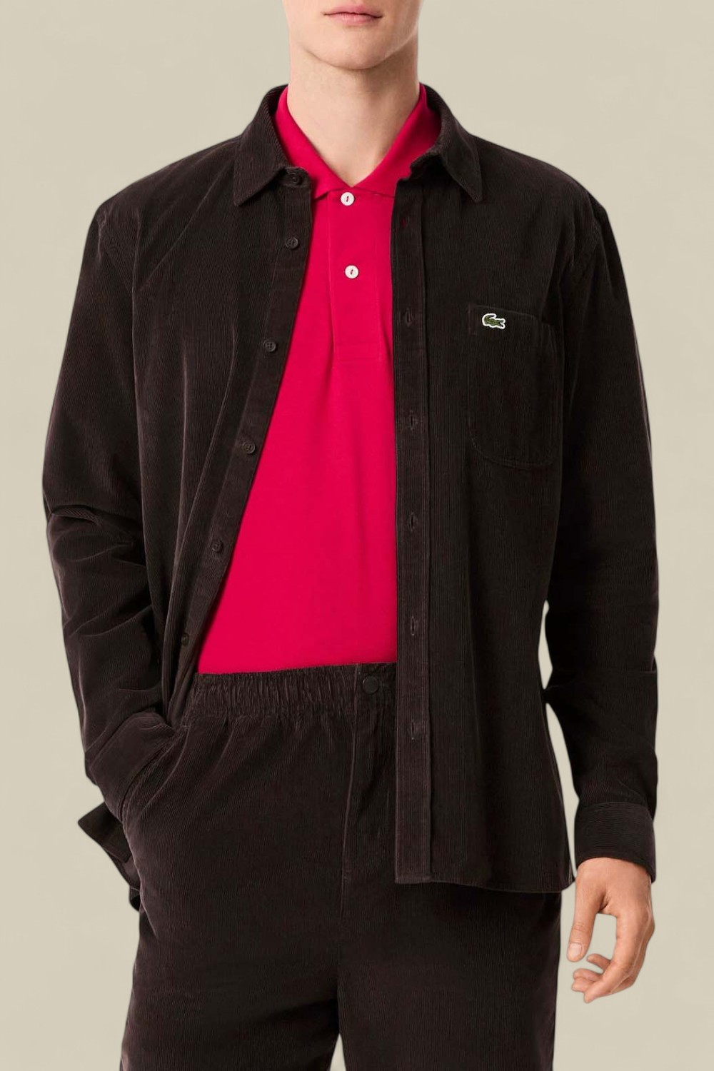 תמונת דוגמן קידמית של חולצת כפתורים קורדרוי