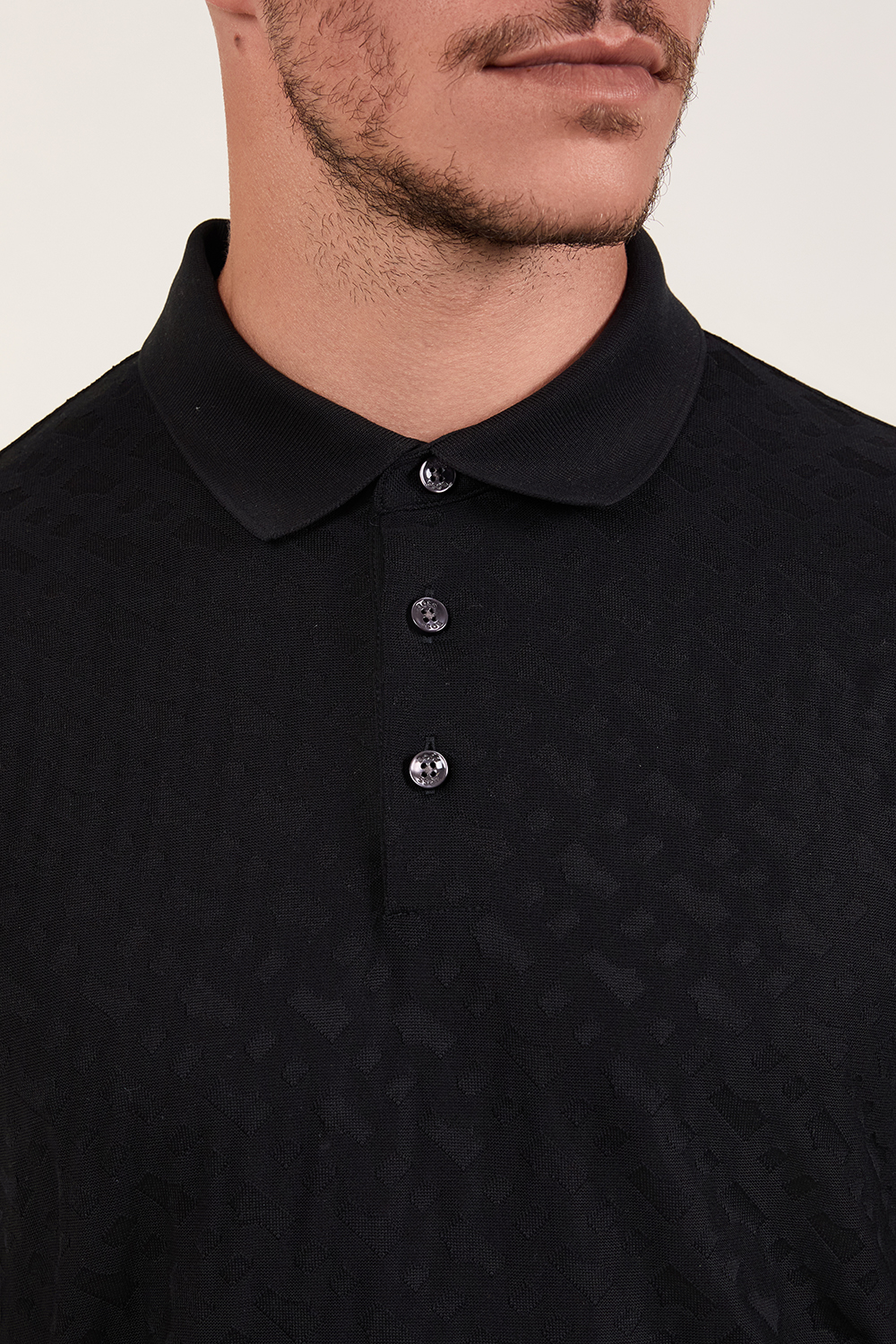 תמונת תקריב דוגמן של חולצת פולו