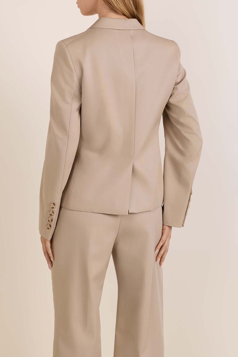 תמונת דוגמן אחורית של ז'קט מחוייט