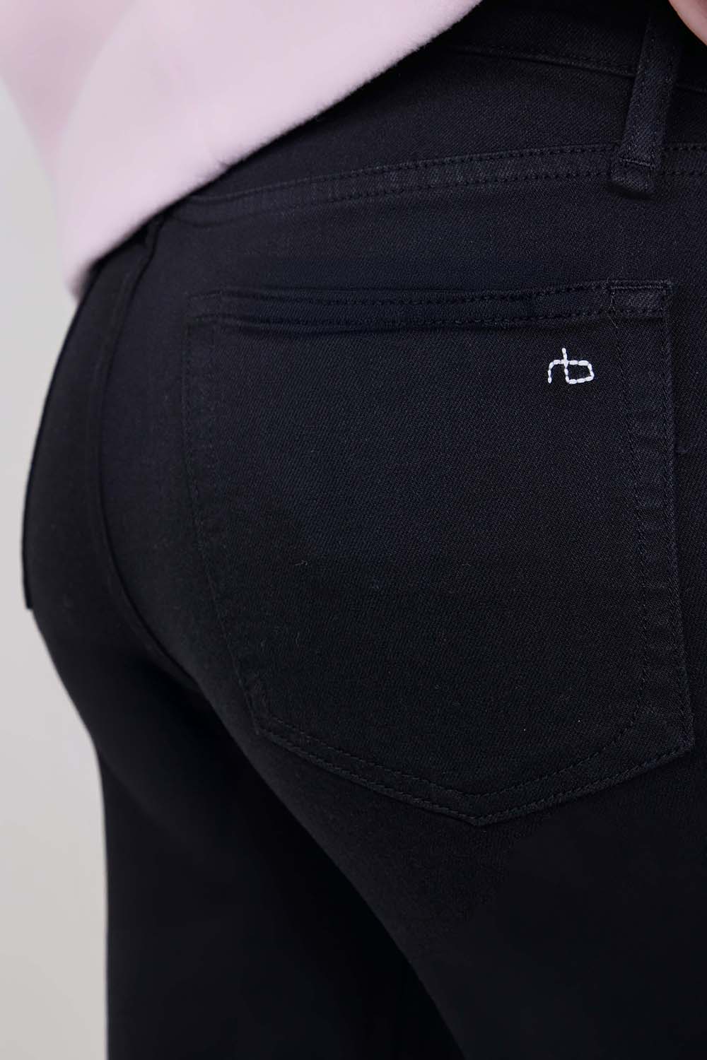 תמונת תקריב דוגמן של מכנסי ג'ינס בגזרה ישרה